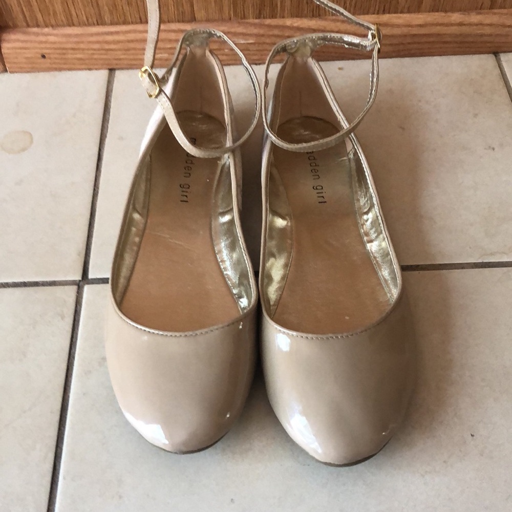 NWOT Madden tan flats - Picture 4 of 9